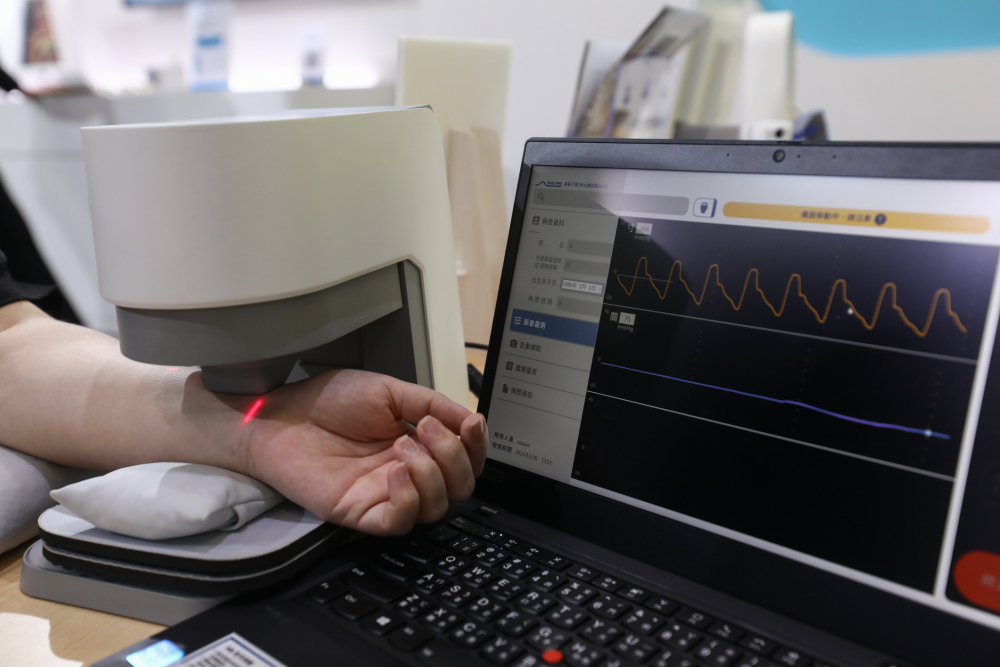 南宫ng耘康脈象檢測系統透過電腦精準控制升降系統，還原中醫師三指把脈過程的舉、按、尋手法，將脈象感受轉化成數據，未來可結合大數據分析，實現智慧醫療及準確性